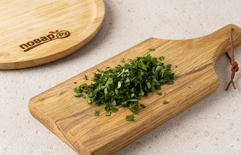 1. Этап. Марокканский салат: Зелень мелко порубите.