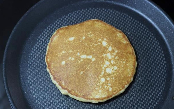 1. Этап. Домашний рецепт блинов: Оставьте тесто на 10 минут, разогрейте сковороду и слегка смажьте маслом. Затем выпекайте блинчики с обеих сторон до золотистого цвета.