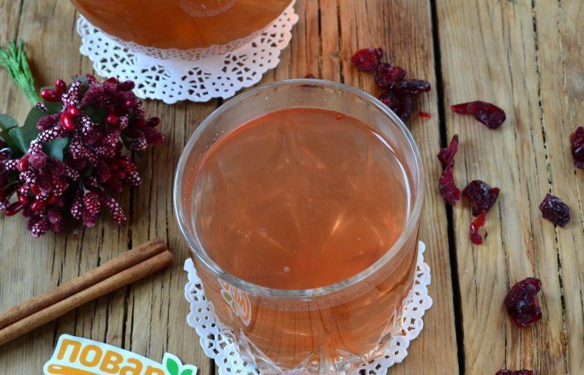 1. Этап. Напиток ягодный: 6. Вот и все. Палочку корицы выньте, а сам напиток процедите и охладите. Впрочем, очень вкусный такой напиток горячим – для зимних холодных дней самое то!
