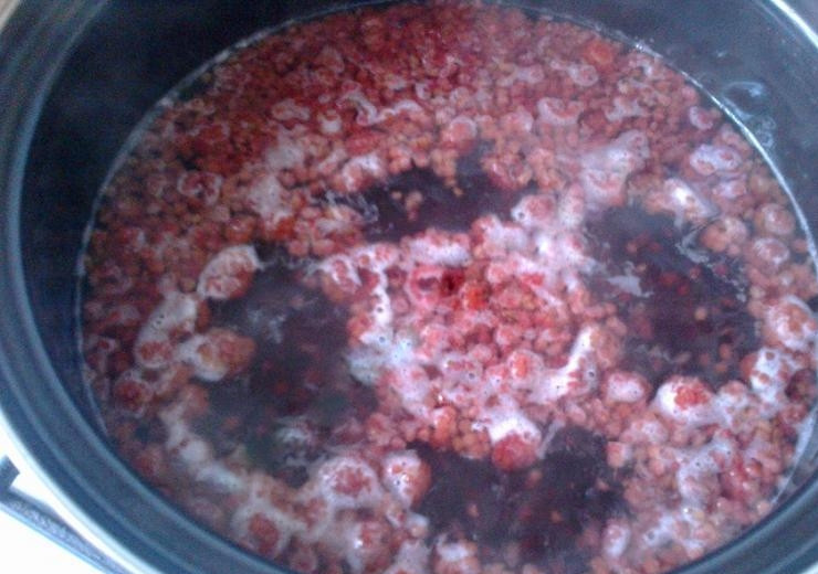 1. Этап. Компот из замороженной малины: 3. Теперь, добавьте сахар, перемешайте до его растворения, а затем проварите еще несколько минут. Компот из замороженной малины готов!