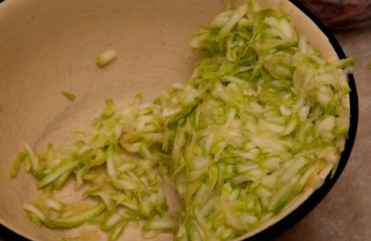 1. Этап. Котлеты из кабачков и фарша: Затем нам следует очень хорошо отжать жидкость с кабачковой массы, чтобы котлетный фарш не получился слишком водянистый.