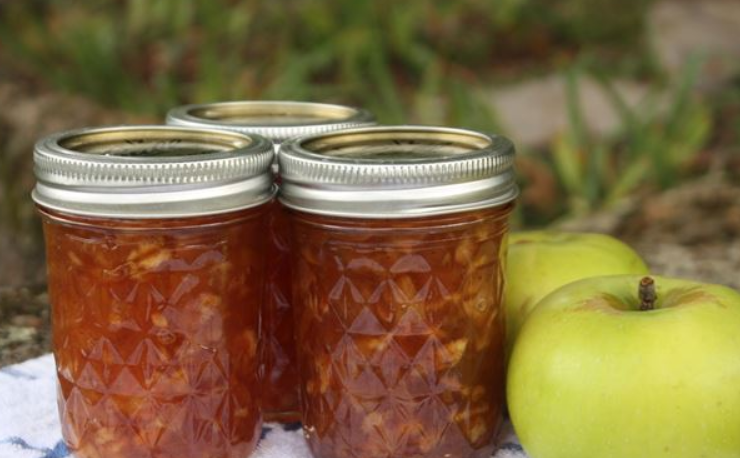 1. Этап. Варенье из яблок кусочками: Готовое варенье раскладываем по стерилизованным баночкам и закрываем их крышками. Приятного аппетита!