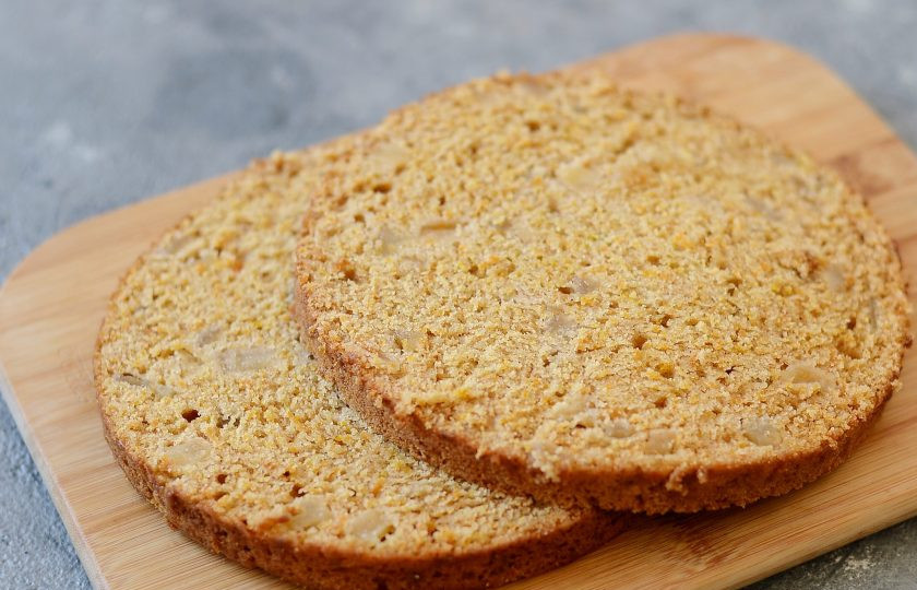 1. Этап. Морковный торт с грушей: Полностью студите корж в холодильнике, завернув в пленку. Лучше его оставить на ночь. Затем разрежьте на 2 или 3 части.