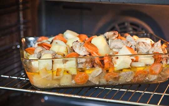 1. Этап. Запеченное мясо с картошкой: 10. Минут через 20 снимите фольгу и оставьте еще на 10-12 минут подрумяниться. Приятного аппетита!