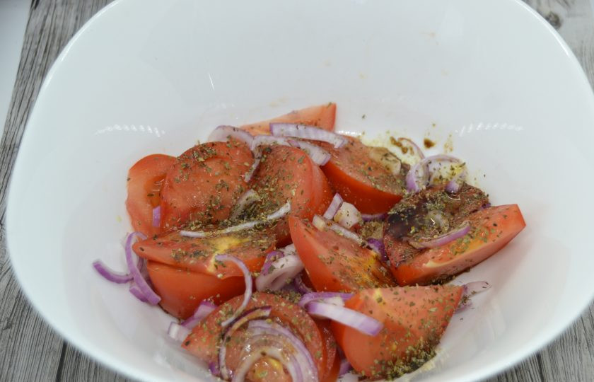 1. Этап. Ялтинский салат: Полейте салат заправкой.