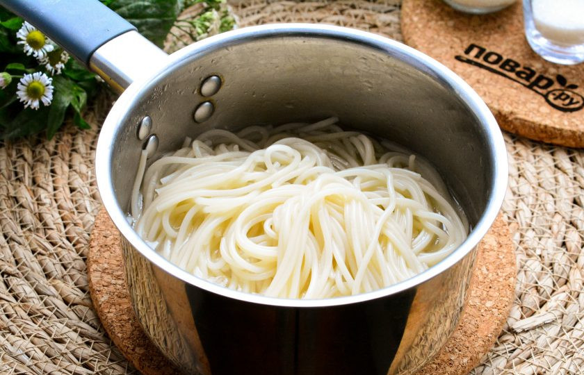 1. Этап. Сладкие спагетти с творогом: В подсоленной воде отварите спагетти. Варите макаронные изделия 5-7 минут, после чего всю жидкость слейте.