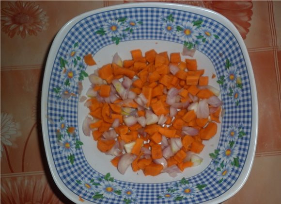 1. Этап. Свиные ребрышки в мультиварке Редмонд: Нарезать лук, морковь.