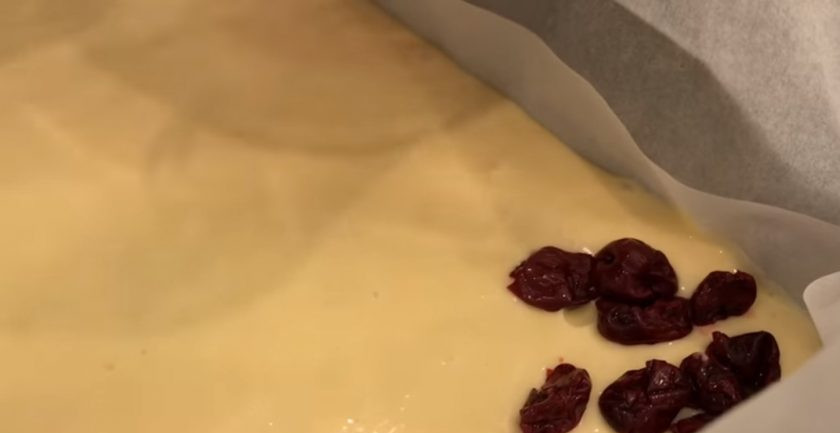 1. Этап. Пирог на фанте (очень высокий): 3. Добавьте газировку и перемешайте миксером до однородности. Форму размером 25х29 см выстелите пергаментом. Часть теста распределите по дну формы.