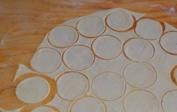 1. Этап. Итальянское пирожное Канолли: 3. Через полчаса достаньте тесто и раскатайте его очень тонким слоем. С помощью формочек получите одинаковые кружочки.