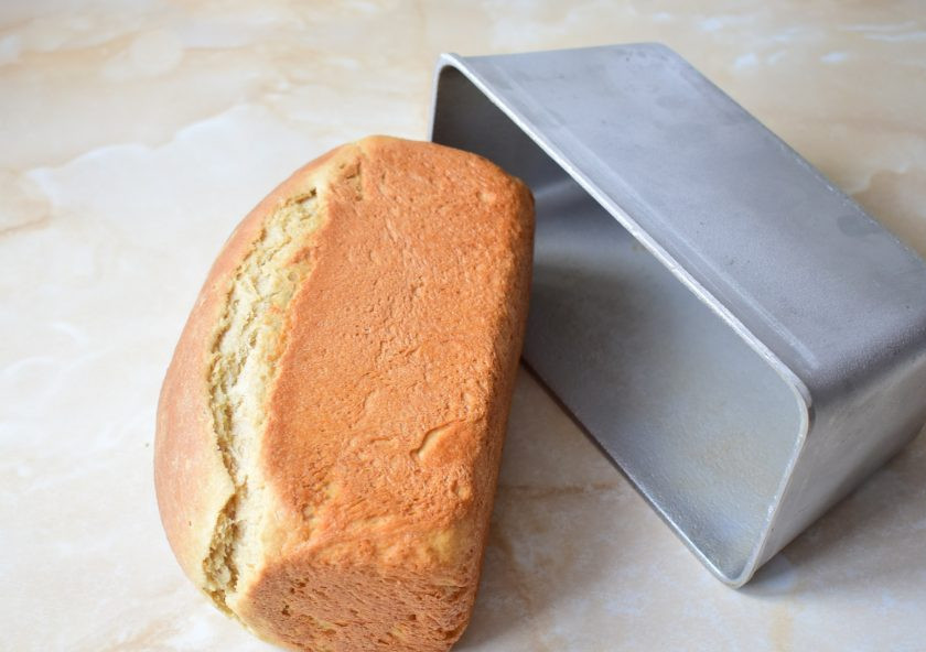 1. Этап. Хлеб Золотистый: Готовый хлеб увеличился в размере и стал золотистого цвета. Извлеките его из формы и оберните в полотенце. Остудите.