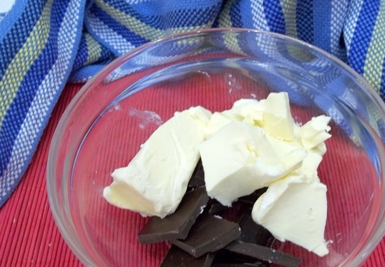 1. Этап. Шоколадный пирог Брауни: 1. Соединяем сливочное масло и шоколад, ставим на водяную баню, чтобы эти ингредиенты полностью растопились.