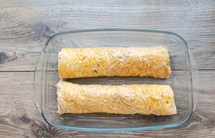 1. Этап. Рулет из лаваша с творогом и вишней: Форму для запекания смажьте растительным маслом и выложите рулет швом вниз. Желток перемешайте и нанесите его на всю поверхность рулета.