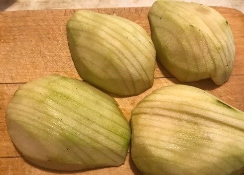 1. Этап. Грушевый пирог Дор Блю: 1. Груши очистим от кожуры и семян, разрезаем на половинки и нарезаем пластинками.