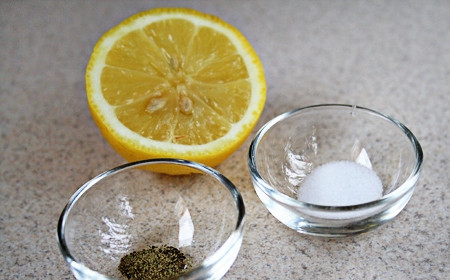 1. Этап. Салат из капусты вкусненький: Выдавить сок из половинки лимона и смешать его с солью, перцем и растительным маслом.