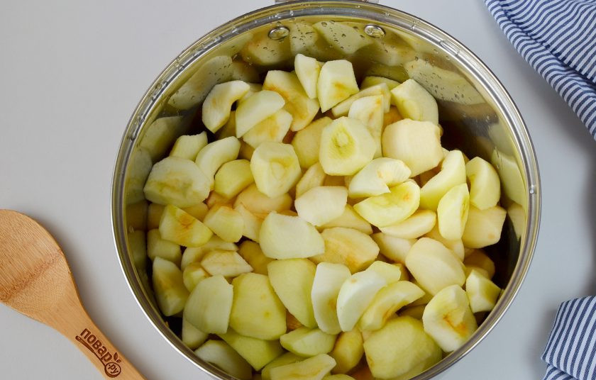 1. Этап. Джем из яблок на зиму: Очистите яблоки от кожуры и сердцевин.