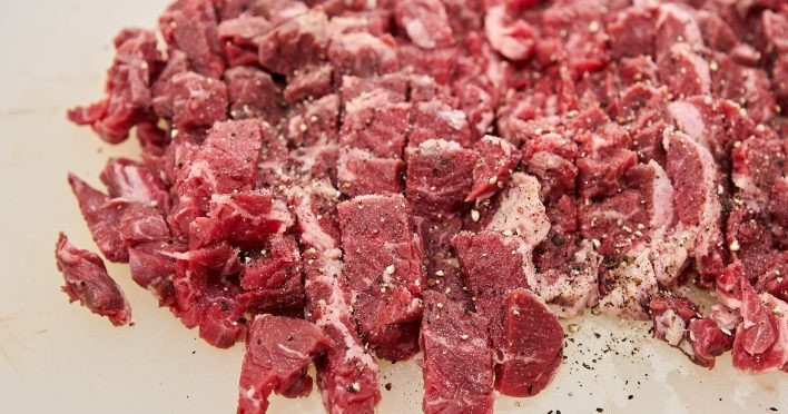 1. Этап. Бефстроганов (классический рецепт): 1. Вымойте мясо, оботрите его салфетками, нарежьте небольшими кусочками и посолите, поперчите со всех сторон.