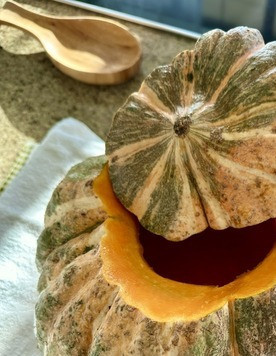 1. Этап. Тыква Жаба с рисом и сухофруктами: Жабе срезал макушку и вычистил внутри. И, что важно – замерил объём. Нет, не подумайте, никаких интегральных уравнений составлять не стал, просто залил внутрь жабы воду. Лил стаканами, стаканы считал. Вошло в жабу семь стаканов воды. Вот и вся математика. Чего голову то глумить?