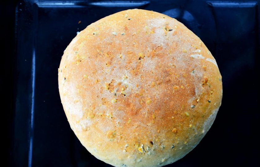 1. Этап. Овсяный каравай: Поставьте каравай в разогретую до 180 °С духовку на 55-60 минут. После выпечки каравай накройте х/б полотенцем и полностью остудите на решетке.