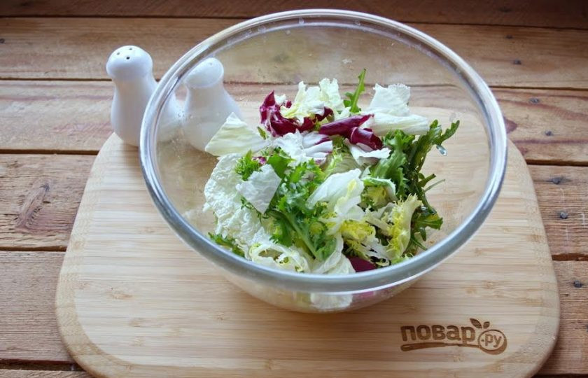 1. Этап. Салат Адмиральский: 2. Смешайте растительное масло,сахар, соль, сок лимона. Взбейте заправку до однообразности. Я добавила немного молотого черного перца. Заправьте салат и перемешайте. Лучше работать руками.