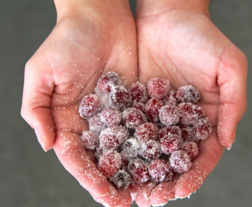 1. Этап. Клюква в сахаре: Вот и все - клюква в сахаре готова. Хранить ее можно в сухом месте не более нескольких дней.