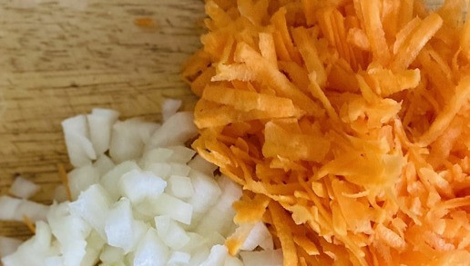 1. Этап. Голубцы с пекинской капустой: Натереть морковь на мелкой терке, лук мелко нарезать