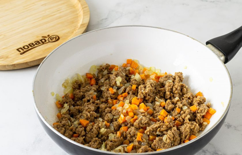 1. Этап. Индийские самосы: Добавьте фарш, все специи и посолите по вкусу. Жарьте до готовности, периодически помешивая.