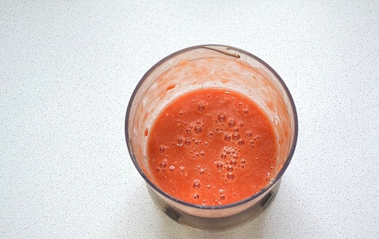 1. Этап. Закуска из хрена с помидорами и чесноком: Измельчите все до однородности. После добавляйте небольшими порциями помидоры.