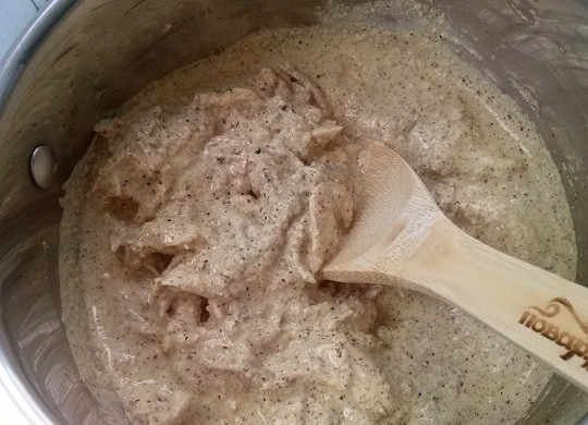 1. Этап. Сациви из курицы простой: Соус доведите до кипения (не кипятить!), добавьте кусочки курицы, перемешайте. Соусу просто надо равномерно прогреться и насытить мясо птицы всеми ароматами специй.