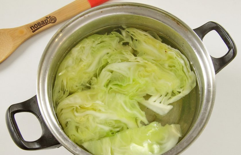 1. Этап. Капустные шницели с луковыми шкварками: Отварите капусту в кипящей подсоленной воде около 5 минут. У меня была свежая капуста, я опустила ее в кипяток не более, чем на минуту.