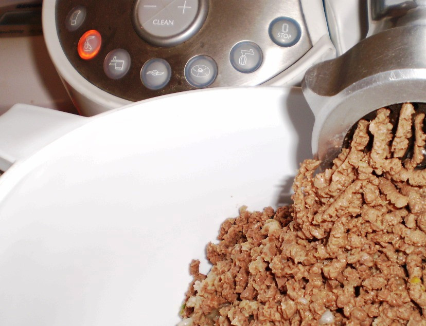 1. Этап. Котлеты из легкого: Легкие отварите и пропустите через мясорубку с луком.