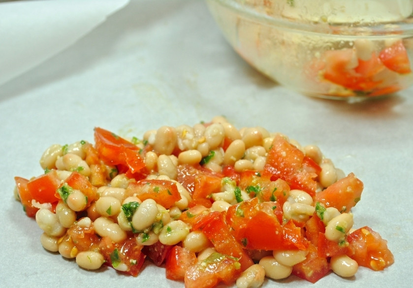 1. Этап. Палтус с овощами в духовке: Выложите порциями полученную смесь на фольгу или бумагу для запекания.