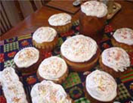 1. Этап. Куличи на маргарине: 5. Для глазури в сухую пену взобьем белки и вмешаем сахар. Когда куличи выпекутся, выкладываем их на полотенце, а затем выставляем на доску, когда остынут, намазываем глазурь.