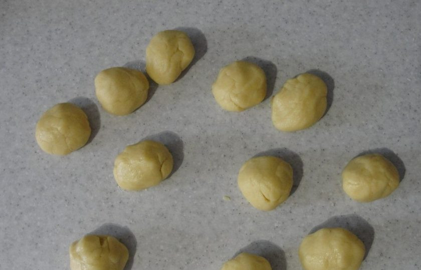 1. Этап. Быстрый рецепт домашнего печенья: Замешайте тесто. Разделите его на 12-13 шариков.