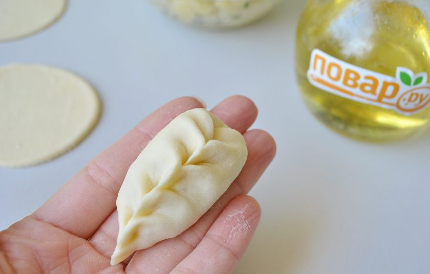 1. Этап. Курзе с картошкой: 11. Потом поочередно, по чуть-чуть, прихватываем сначала одну боковую стенку, потом вторую. И таким образом получается косичка. Тесто тонкое и лепится очень легко, нужно лишь совсем немного прищипывать края.