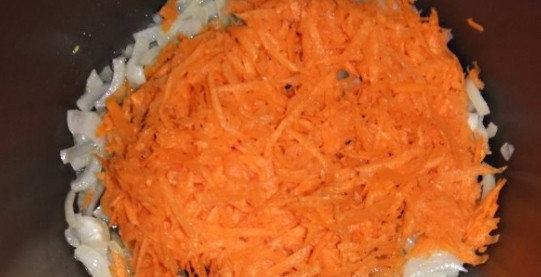 1. Этап. Камбала в мультиварке: Чистим морковь и натираем на крупной терке, либо нарезаем тонкими полосочками. Добавляем к луку и обжариваем еще минут 2-3.