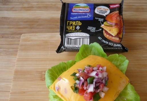 1. Этап. Бургеры в техасско-мексиканском стиле: Сверху выложите сальсу (помидор - без кожуры нарезанный мелкими кубиками, измельченный зубок чеснока, по вкусу соль и черный молотый перец, красный лук нарезанный мелким кубиком, кинза мелко нарезанная, сок лайма).