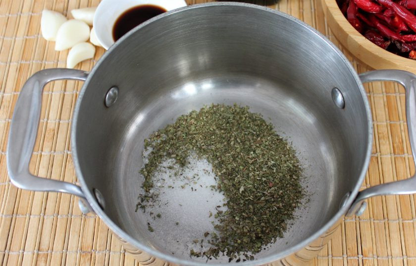 1. Этап. Вяленые перцы на зиму: В кастрюлю высыпаем пряные травы, соль и сахар.