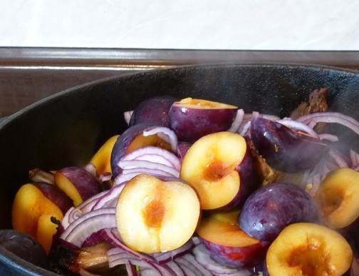 1. Этап. Гусь в казане: Гусь протушился часа 2, мясо стало мягким, добавляем к нему подготовленные лук и сливы. Закрываем казан крышкой, продолжаем тушить гуся еще минут 15-20.