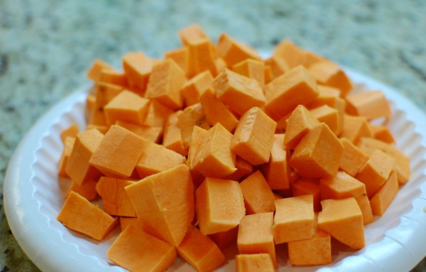 1. Этап. Суп-пюре с тыквой и бататом: 1. Очистите лук-шалот, затем обжарьте его в большой кастрюле с маслом на среднем огне. Почистите батат, порежьте его кубиками.