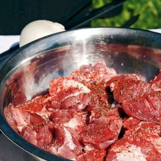 1. Этап. Казан-кебаб: Теперь приправляем нарезанное мясо солью, молотым красным перцем и, обязательно, зирой - без этого казан-кебаб - не казан-кебаб. Перемешиваем, накрываем крышкой и оставляем примерно на 1 час.