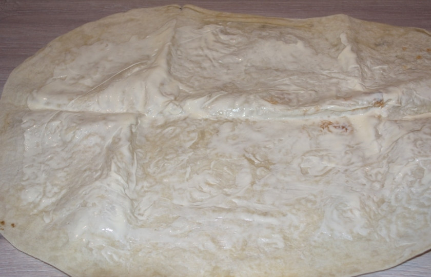 1. Этап. Овощной рулет из лаваша: Лист лаваша нужно расстелить на столе. Под лист лаваша лучше подложить пищевую пленку. Это поможет аккуратнее и без дыр свернуть рулет.