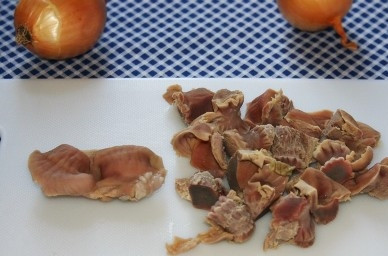 1. Этап. Куриные пупочки: Пупочки сварились, промываем их и нарезаем мелкими кусочками.