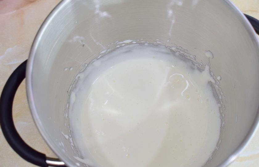 1. Этап. Лавандовые капкейки: Яйца соедините с сахаром и взбейте в густую пышную массу. Взбитые яйца станут светлые.