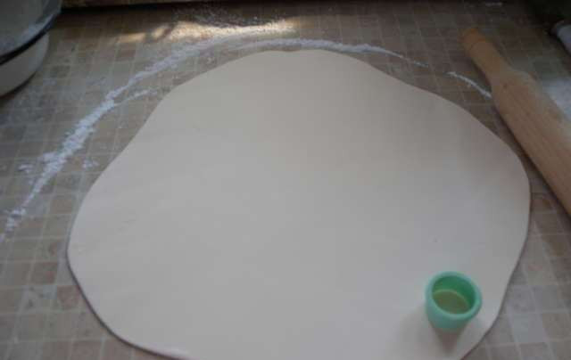 1. Этап. Торт Рыба: Раскатываем мастику. Я покупаю готовую. Делаем кружочки под чешую.