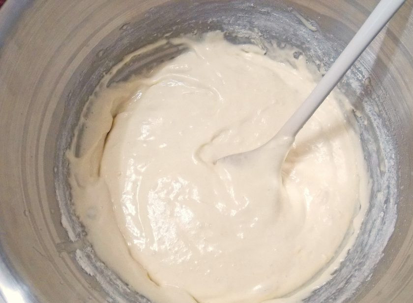 1. Этап. Торт с шоколадной крошкой: В яичную массу медленно введите просеянную муку и аккуратно, сверху вниз, перемешайте до однородного теста.