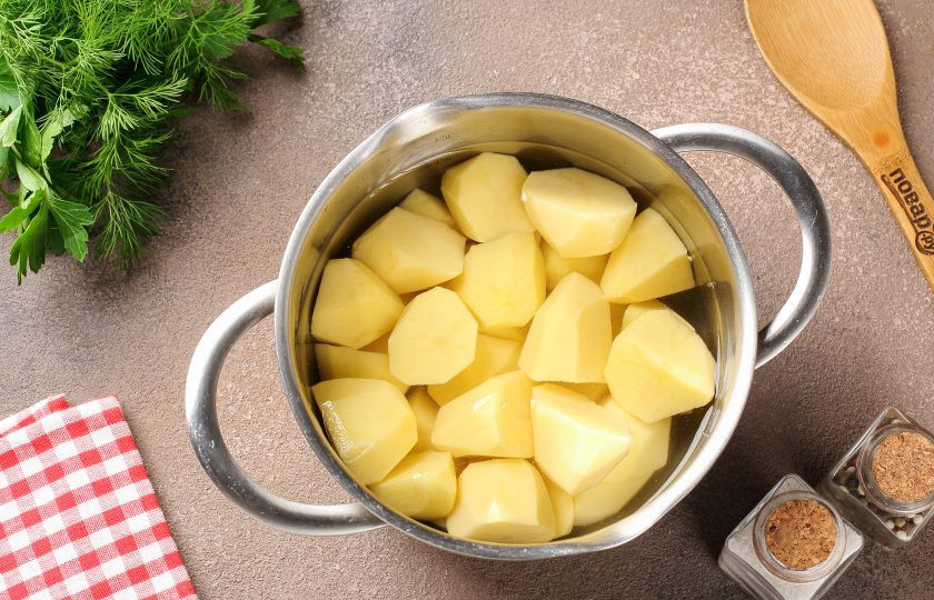 1. Этап. Картофельные пирожки с грибами: Картофель очистите, разрежьте на части, залейте холодной водой и отварите до готовности.