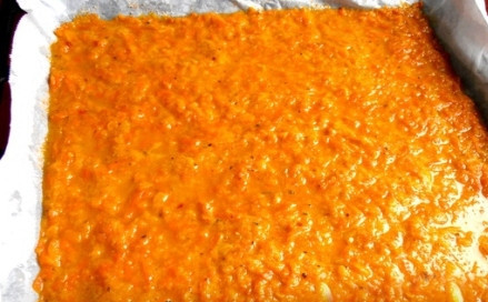 1. Этап. Морковный рулет с сырной начинкой: Выкладываем массу на бумагу ровным слоем и отправляем в разогретую до 180 градусов духовку на 15-20 минут.