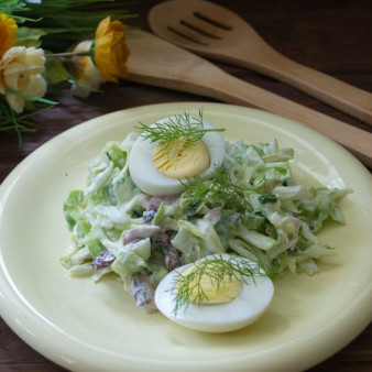 Салат с изюмом и курицей