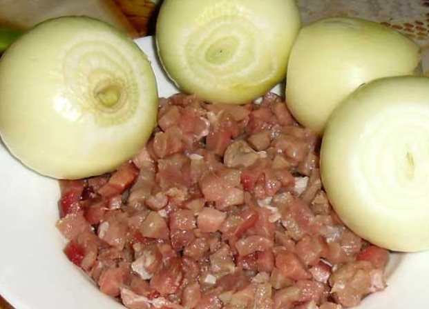 1. Этап. Самса круглая: Подготовим мясо: порежем мелкими кусочками говядину и свинину. Очистим лук.