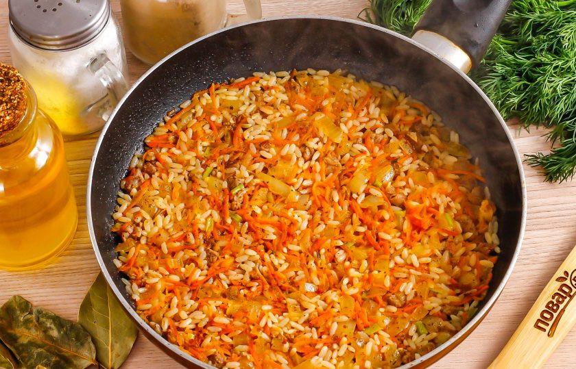 1. Этап. Сармале: Готовую начинку для фарширования слегка остудите, чтобы вы не обожгли руки.